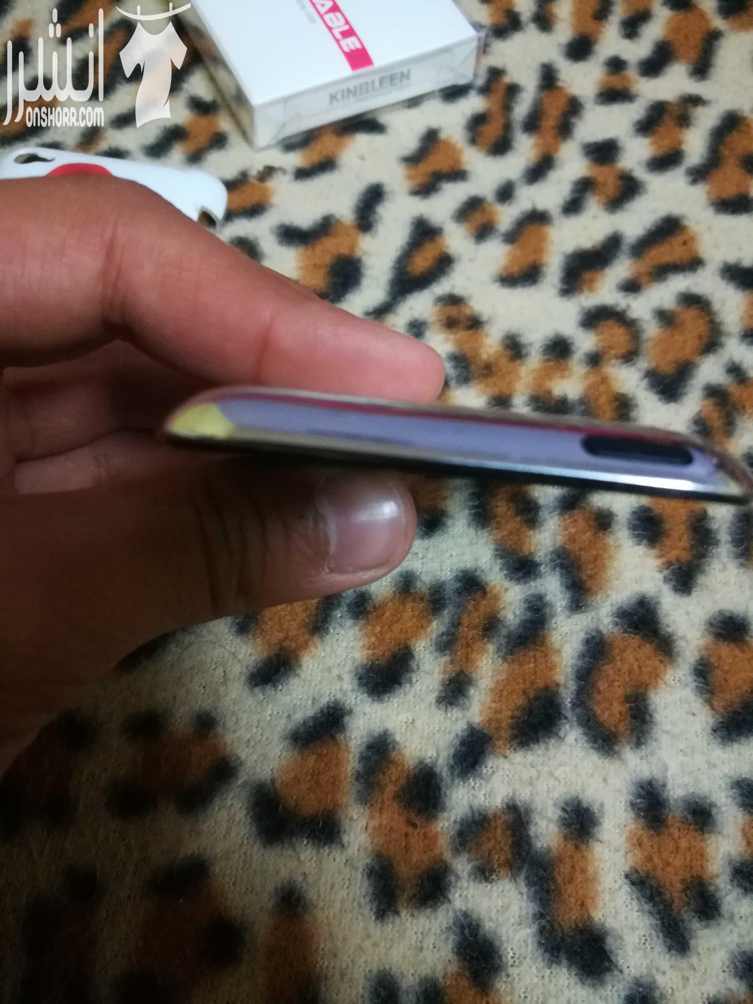 ايبود 4 تتش ابل معاه شاحن و سماعة و كفرين و قطعة بتحول اي ايفون او ايبود او ايباد لريموت كنترول و مواصفاته كاميرا امامية و كاميرا خلفية بس في مشكلة صغيرة البطارية لما تشحنه فل و تفتحه شوي بحكيلك انو ظ...