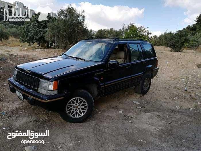 جيب جراند شيروكي 1995 بحالة جيدة للبيع لون اسود كراسي لون بيج لو جير كراسي تحكم كهرباء و تحكم طارة حساس ريفيرس مراي عاكس اضوية كوشوك جديد زجاج وموري كهرباء شاشة اعطال وشاشة (للطقس +للبنزين +يعطي الم...