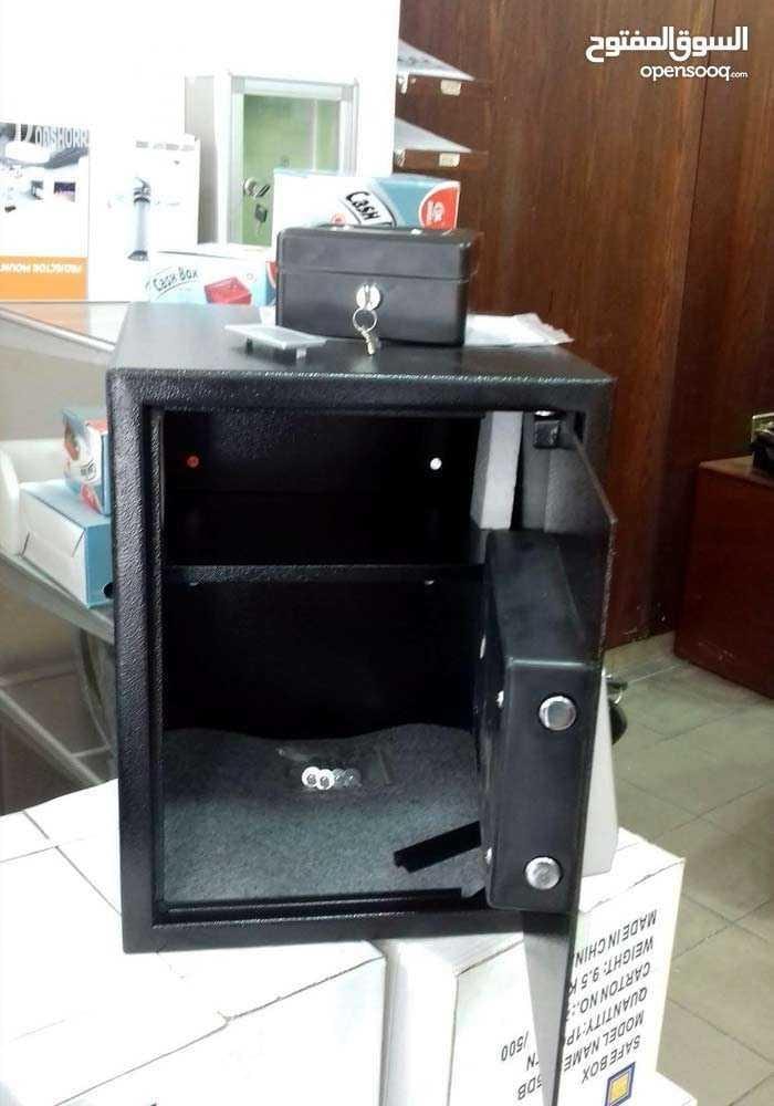 خزنات وقاصات مختلفة الاحجام حديدية ديجتال بمفتاحين ماستر وبطاريات وكفاله سنتان كامله واربع رولات بلاك لتثبيت بلحائط وبلارض واسعارنا منخفضه جداً اكثر مماتتخيلون تصنيع الماني جمرك صيني كفالة سنتان كامل...