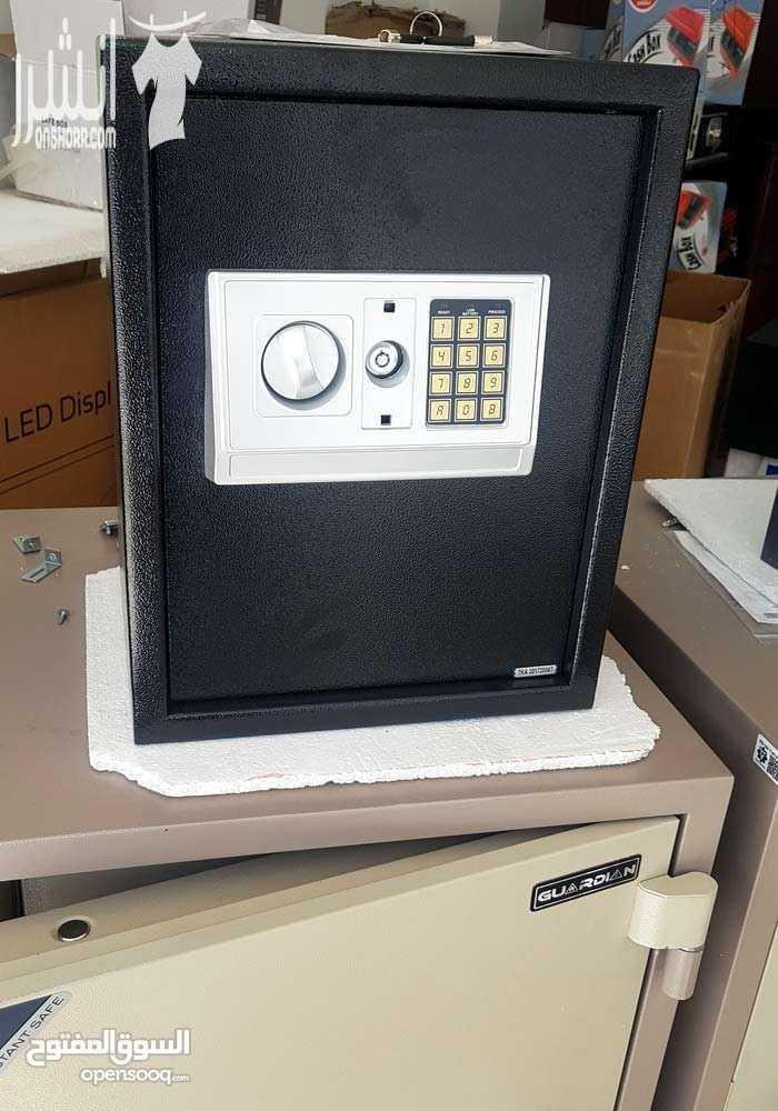 خزنات وقاصات مختلفة الاحجام حديدية ديجتال بمفتاحين ماستر وبطاريات وكفاله سنتان كامله واربع رولات بلاك لتثبيت بلحائط وبلارض واسعارنا منخفضه جداً اكثر مماتتخيلون تصنيع الماني جمرك صيني كفالة سنتان كامل...