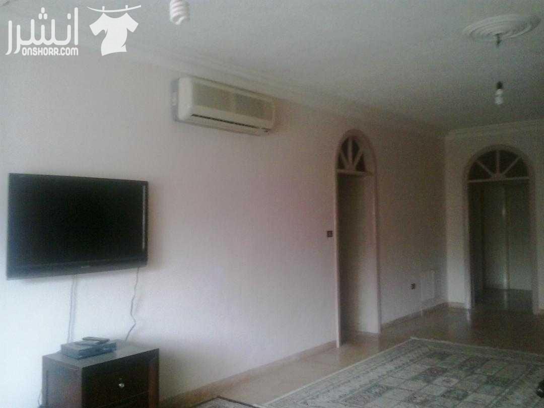 شقة فاخرة في عرجان قرب وزارة الداخلية والمدينة الرياضية, 151م2 مكونة من 3 غرف نوم, حمامين وصالون 60م2 وبالكون, طابق اول. مطبخ راكب خشب بلوط. بئر ماء 4م3. تدفئة ايطالية. شبابك المنيوم دبل مع اباجو...