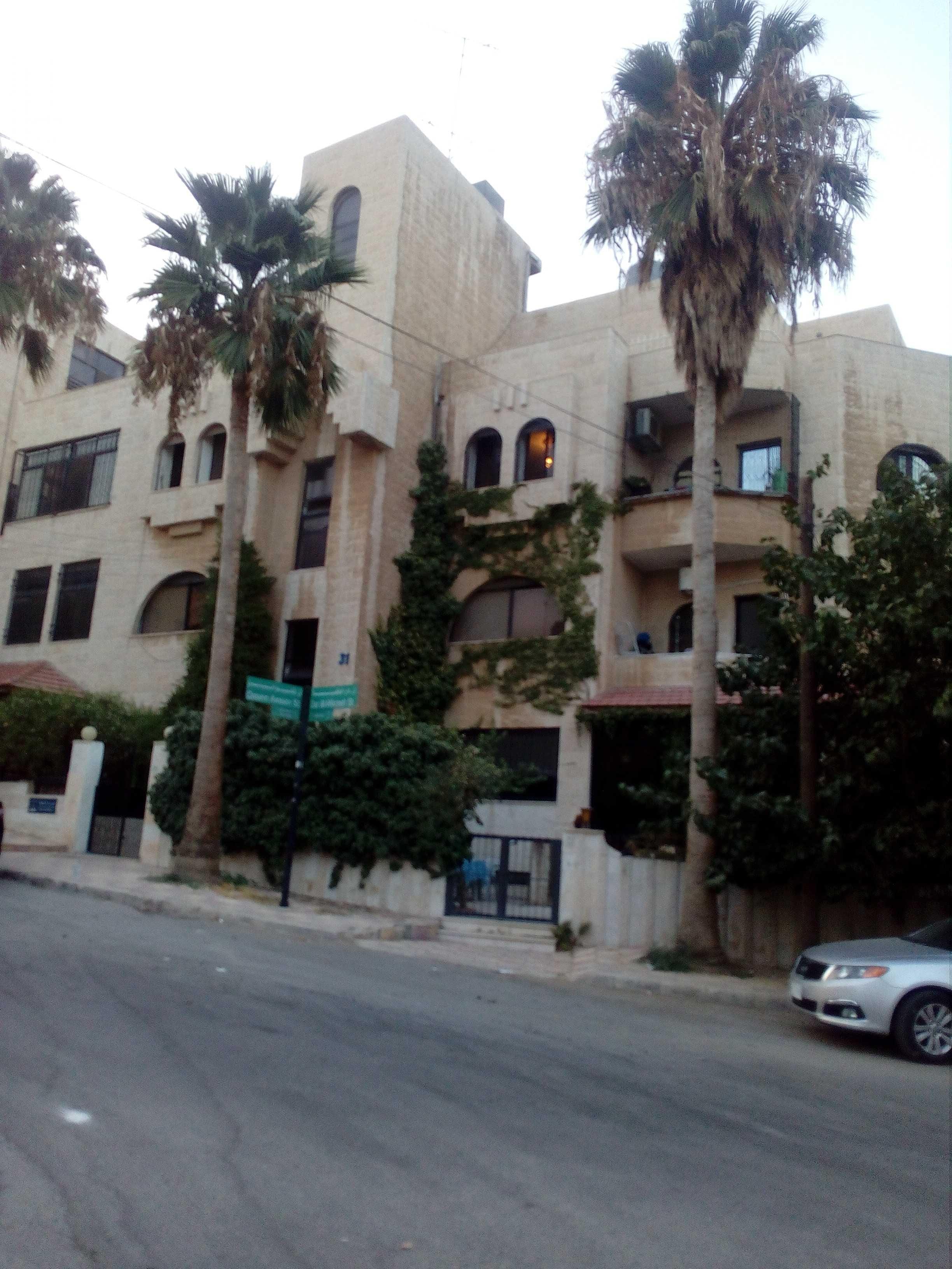 شقة فاخرة في عرجان قرب وزارة الداخلية والمدينة الرياضية, 151م2 مكونة من 3 غرف نوم, حمامين وصالون 60م2 وبالكون, طابق اول. مطبخ راكب خشب بلوط. بئر ماء 4م3. تدفئة ايطالية. شبابك المنيوم دبل مع اباجو...