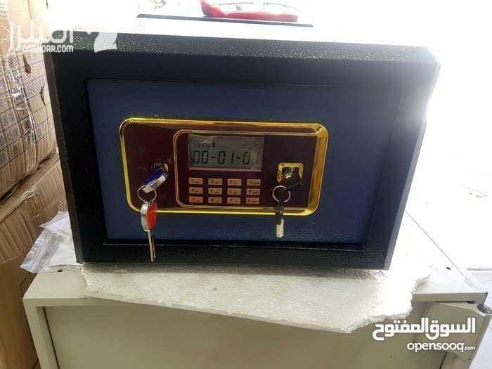 قاصات وخزنات حديدية ديجتال يوجد صناعة المانية و السعودية و الكورية و الصينية يتوفر الاحجام من 7k_500k مع كفالة سنتان كاملات من بيتك لبيتك يعني منبعتلك طاقم صيانة لمنزلك واخذ الخزنة واصلاحها واعادت...