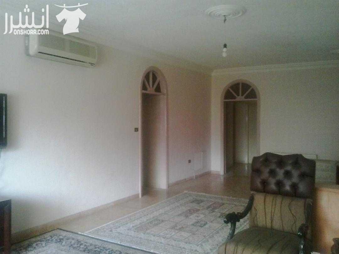 شقة فاخرة في عرجان قرب وزارة الداخلية والمدينة الرياضية, 151م2 مكونة من 3 غرف نوم, حمامين وصالون 60م2 وبالكون, طابق اول. مطبخ راكب خشب بلوط. بئر ماء 4م3. تدفئة ايطالية. شبابك المنيوم دبل مع اباجو...