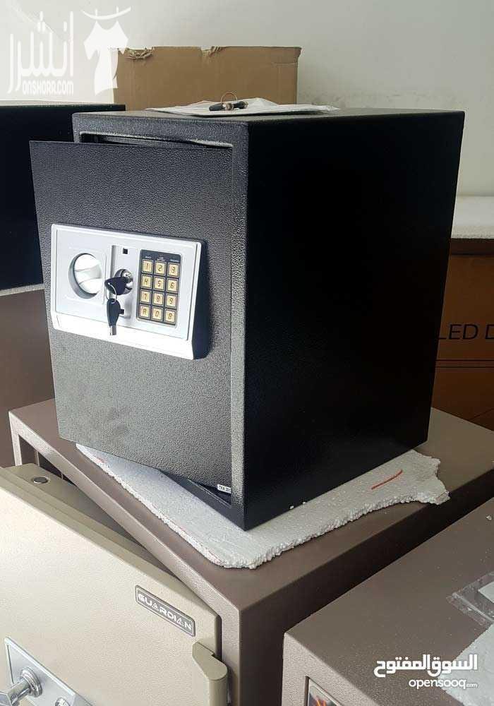 قاصات وخزنات حديدية ديجتال يوجد صناعة المانية و السعودية و الكورية و الصينية يتوفر الاحجام من 7k_500k مع كفالة سنتان كاملات من بيتك لبيتك يعني منبعتلك طاقم صيانة لمنزلك واخذ الخزنة واصلاحها واعادت...