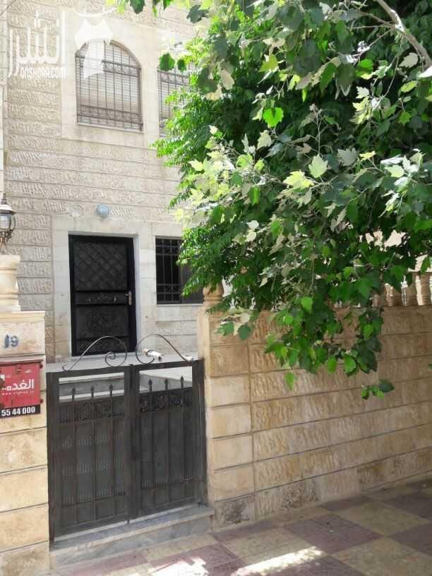 شقة ارضية مع ترس للبيع .. مقابل العيادات الخارجية لمستشفى حمزة منطقة هادئة جدا .. مساحتها الداخلية 135 م .. ثلاث غرف نوم ..ثلاث حمامات ..ومطبخ راكب جديد وحمامات تم عمل صيانة ب 5000د. تشطيبات ديلوكس ....