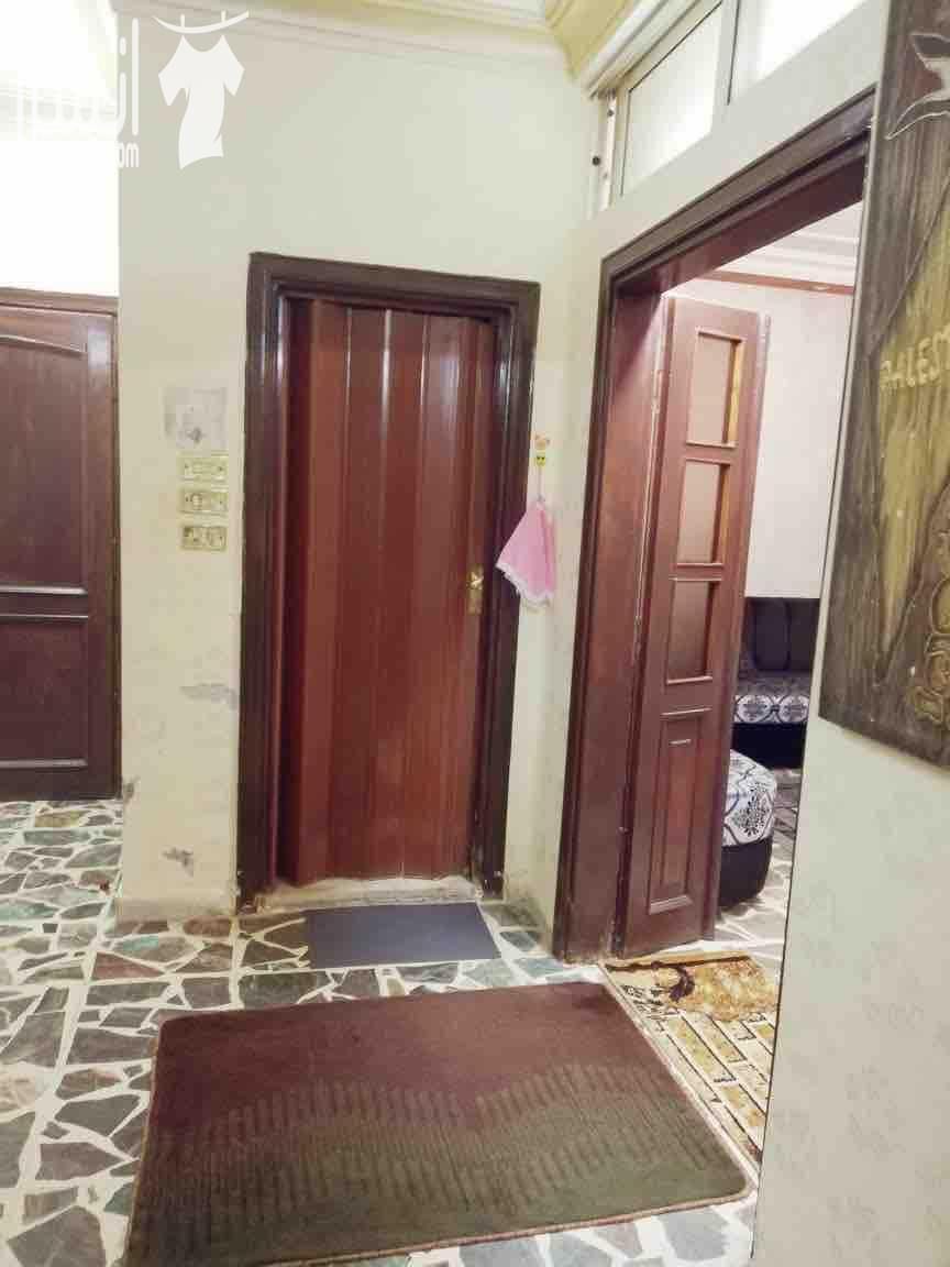 شقة ديلوكس للبيع في ضاحية الامير حسن شبه تسوية لها ٣ مداخل مهوية بشكل ممتازمساحته١٥٠ داخلي٢٠خارجي البيت مقسم بباب المنيوم الى بيتين بمطبخين لكل بيت مدخل خاص يصلح بيت واحد كبير او بيتين متوسطي الحجم ٤...