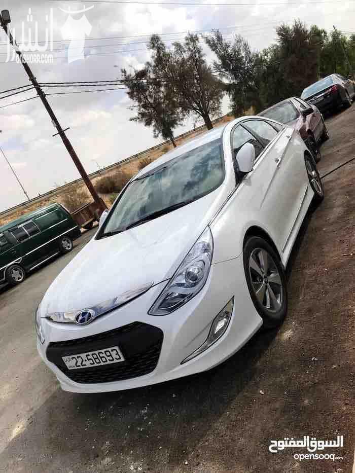 هونداي سوناتا هايبرد 2012 رويال ماتور 2000 وارد كوريا فل الفل فحص بدون فتحه ماشيه 55 الف كلشي من بلادها فحص الهايبرد 100% ستاندر لون لؤلؤي طالعه من الحره بشهر1/11/2017 مرخصه لغايه 1/11/2018 كراسي جلد...