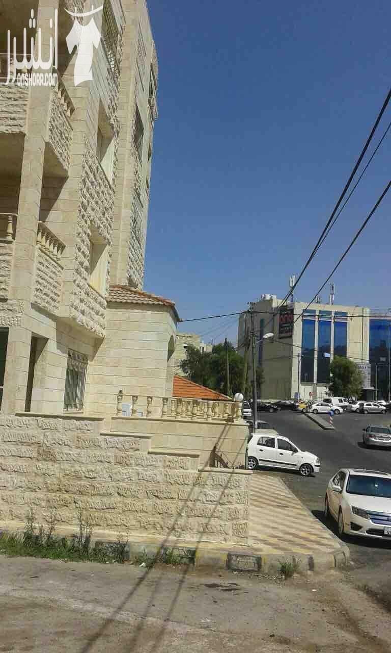 شقة في طبربور مساحتها ١٤٢م طابق رابع ٣ غرف نوم وحدة منهم ماستر حمامين وحمام ماستر صالون غرفة معيشة مطبخ بيطلع على برندة مطلة عمر العمارة ٨ سنوات العمارة في منطقة حيوية وقريبة من كارفور