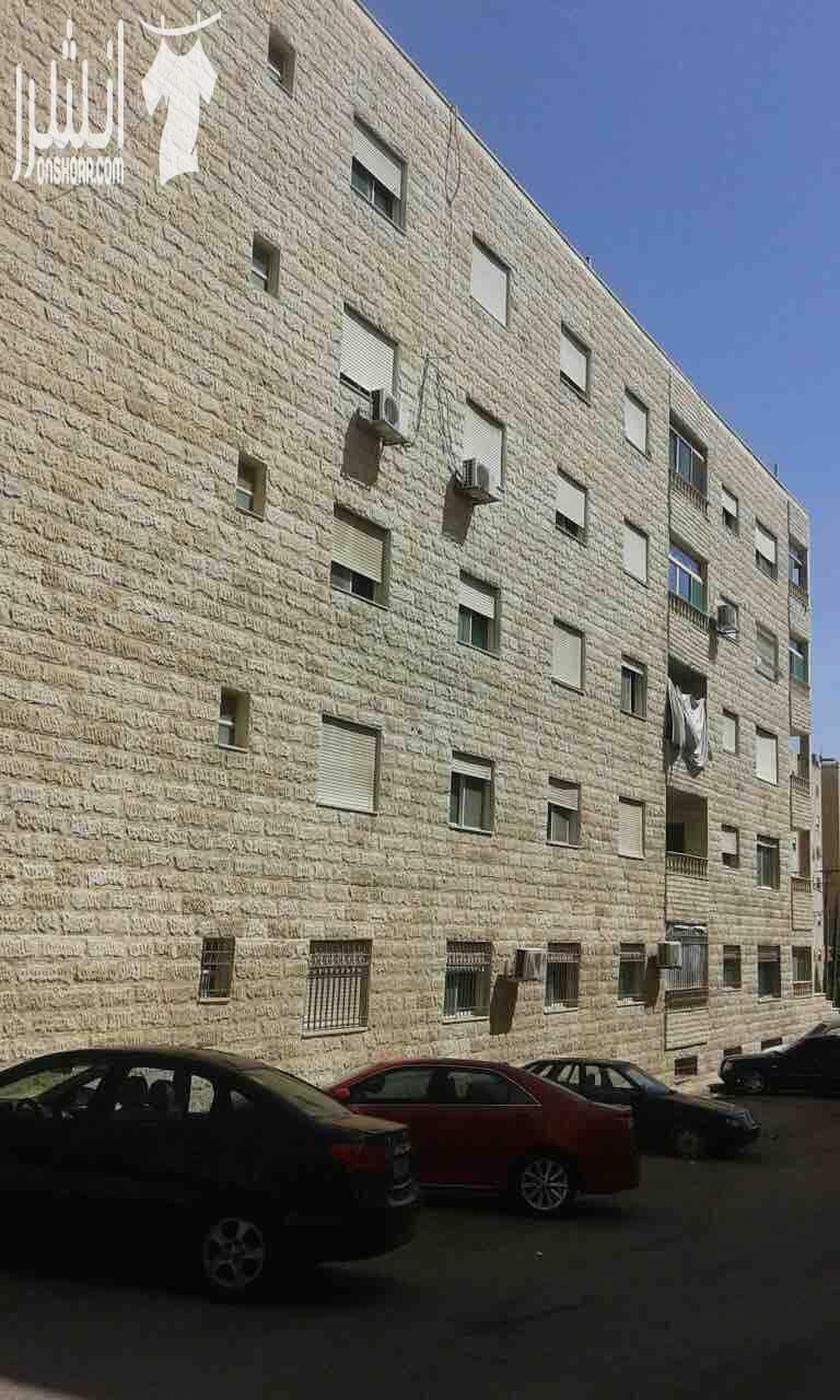 شقة في طبربور مساحتها ١٤٢م طابق رابع ٣ غرف نوم وحدة منهم ماستر حمامين وحمام ماستر صالون غرفة معيشة مطبخ بيطلع على برندة مطلة عمر العمارة ٨ سنوات العمارة في منطقة حيوية وقريبة من كارفور