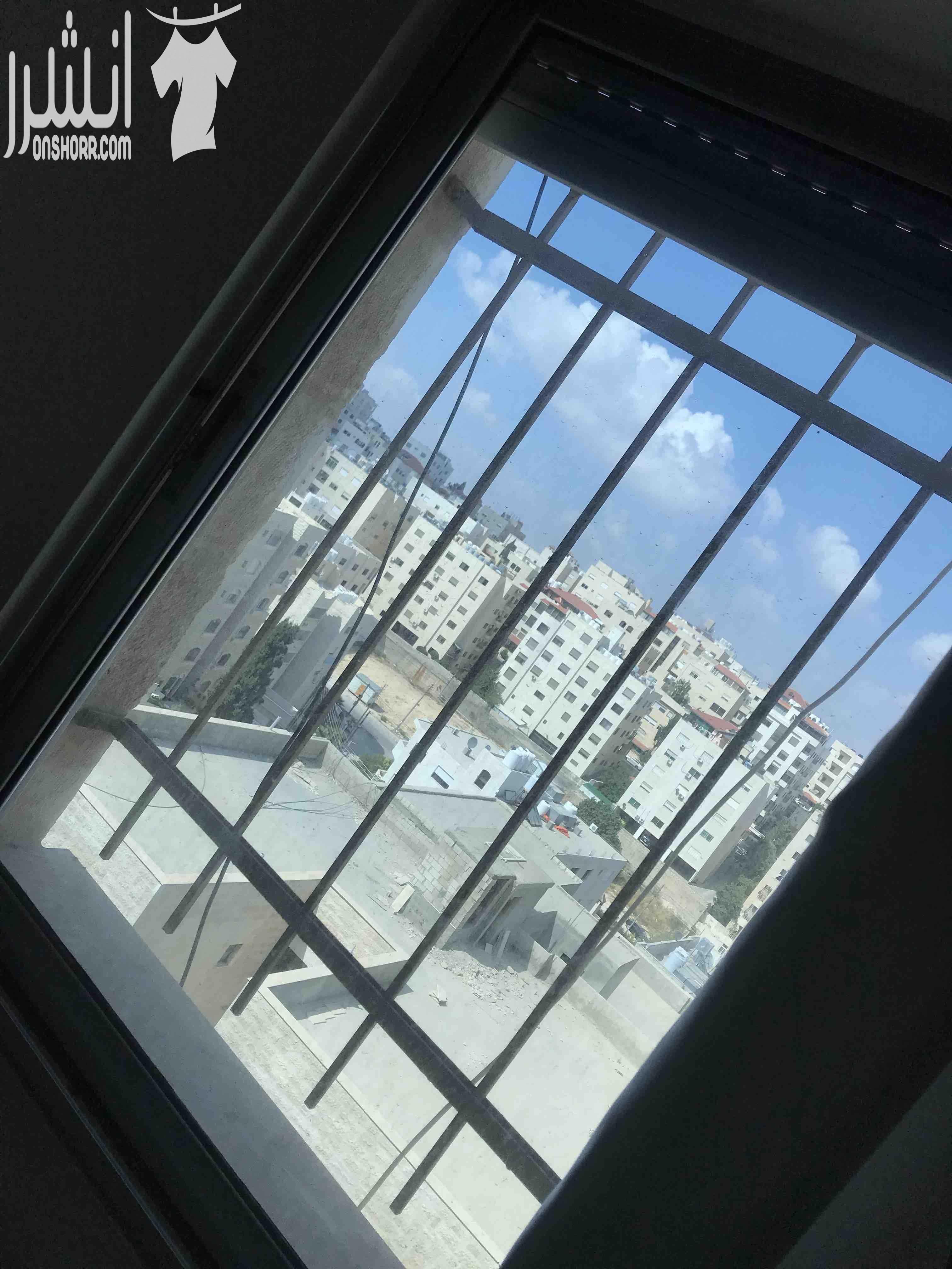 شقه ارضيع للبيع في تلاع العلي جانب القاعده الجويه ... قريب من الخدمات و مشفى تلاع العلي الشقه مساحه ٢٣٠ متر مكونه من ٤ غرف نوم ٤ حمامات مطبخ و صاله و صالون و بلكونتين و غرفه خادمه العماره اسكان خاص...