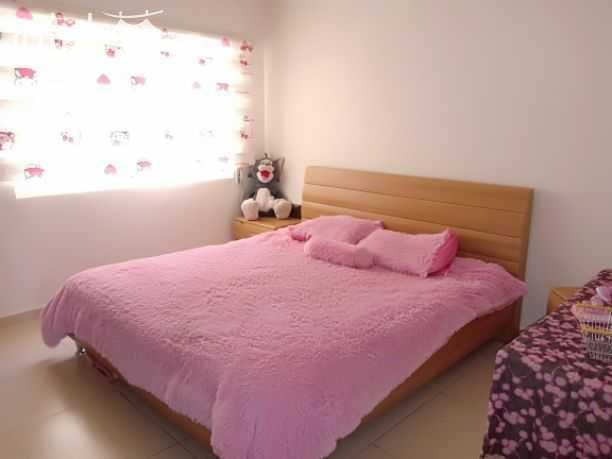 شقة طابق اول مساحه ١٤٨ م في مرج الحمام ٣ غرف نوم واحدة ماستر ٣ حمامات شاور بوكس صالون وسفرة غرفة معيشة نظام امريكي مطبخ راكب مع الكهربائيات الحديثة برندة مصعد كراج ديكورات حديثة عمر البناء ٣ سنوات ,ا...
