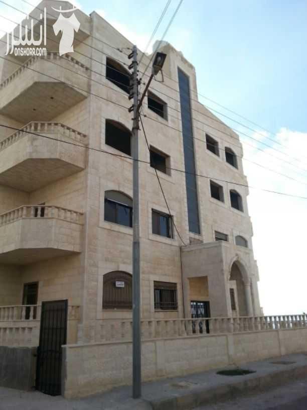 للبيع طابقين عظم من عماره مكونه من أربع طوابق وكل طابق يوجد شقتين مساحة الشقه 183م مكونه من 3غرف نوم و 3حمامات واحد منهم ماستر ومطبخ كبير مساحه 4*4 وصاله وصالون، الموقع صويلح الحي الشرقي الحوض الجبيهة...