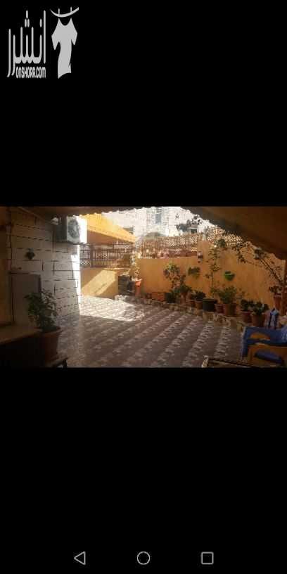 شقه للبيع ديلوكس بالتقسيط طابق ارضي مساحتها (127متر) مع ترس مساحته (90 متر)، الشقه تتكون من3غرف نوم واحد منهم ماستر وصاله صغيره وغرفة ضيوف، حمامين، (تصلح للاستثمار حضانه) مدة البناء سنه ونصف، الموقع ع...