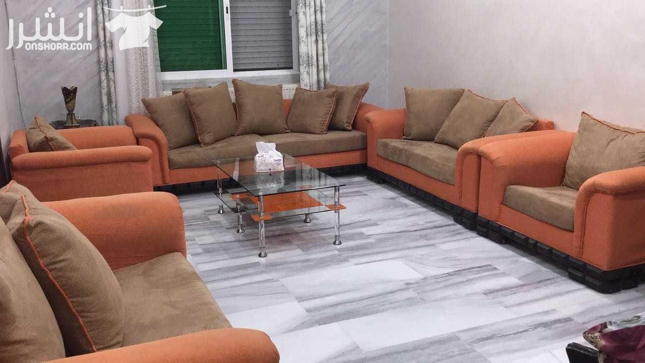 شقة مميزة للبيع مساحتها 170 م في منطقة حيوية و يوجد بها خدمات في طبربور ؛ الشقة مكونة من 3 غرف نوم و 3 حمامات مطبخ وغرفة معيشة و صالة؛ تتميز الشقة دهان جديد و ديكورات و ارضيات باركيه بالاضافة الى ديكو...