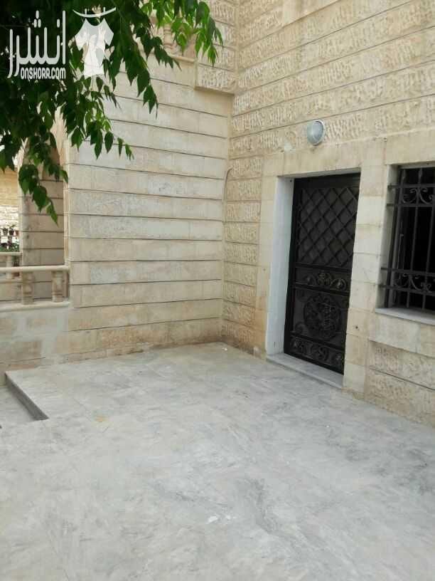 شقة ارضية مع ترس للبيع .. مقابل العيادات الخارجية لمستشفى حمزة منطقة هادئة جدا .. مساحتها الداخلية 135 م .. ثلاث غرف نوم ..ثلاث حمامات ..ومطبخ راكب جديد وحمامات تم عمل صيانة ب 5000د. تشطيبات ديلوكس ....