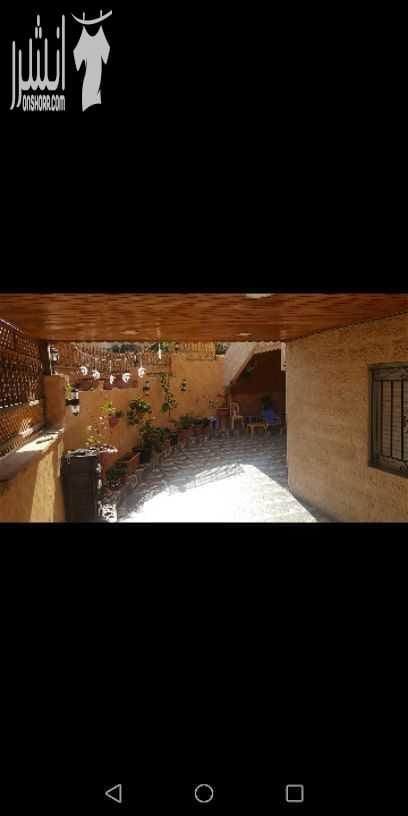 شقه للبيع ديلوكس بالتقسيط طابق ارضي مساحتها (127متر) مع ترس مساحته (90 متر)، الشقه تتكون من3غرف نوم واحد منهم ماستر وصاله صغيره وغرفة ضيوف، حمامين، (تصلح للاستثمار حضانه) مدة البناء سنه ونصف، الموقع ع...
