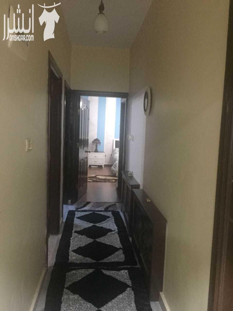 شقة مميزة للبيع مساحتها 170 م في منطقة حيوية و يوجد بها خدمات في طبربور ؛ الشقة مكونة من 3 غرف نوم و 3 حمامات مطبخ وغرفة معيشة و صالة؛ تتميز الشقة دهان جديد و ديكورات و ارضيات باركيه بالاضافة الى ديكو...