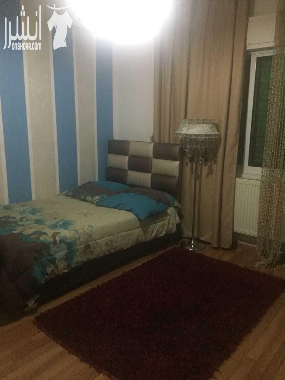 شقة مميزة للبيع مساحتها 170 م في منطقة حيوية و يوجد بها خدمات في طبربور ؛ الشقة مكونة من 3 غرف نوم و 3 حمامات مطبخ وغرفة معيشة و صالة؛ تتميز الشقة دهان جديد و ديكورات و ارضيات باركيه بالاضافة الى ديكو...