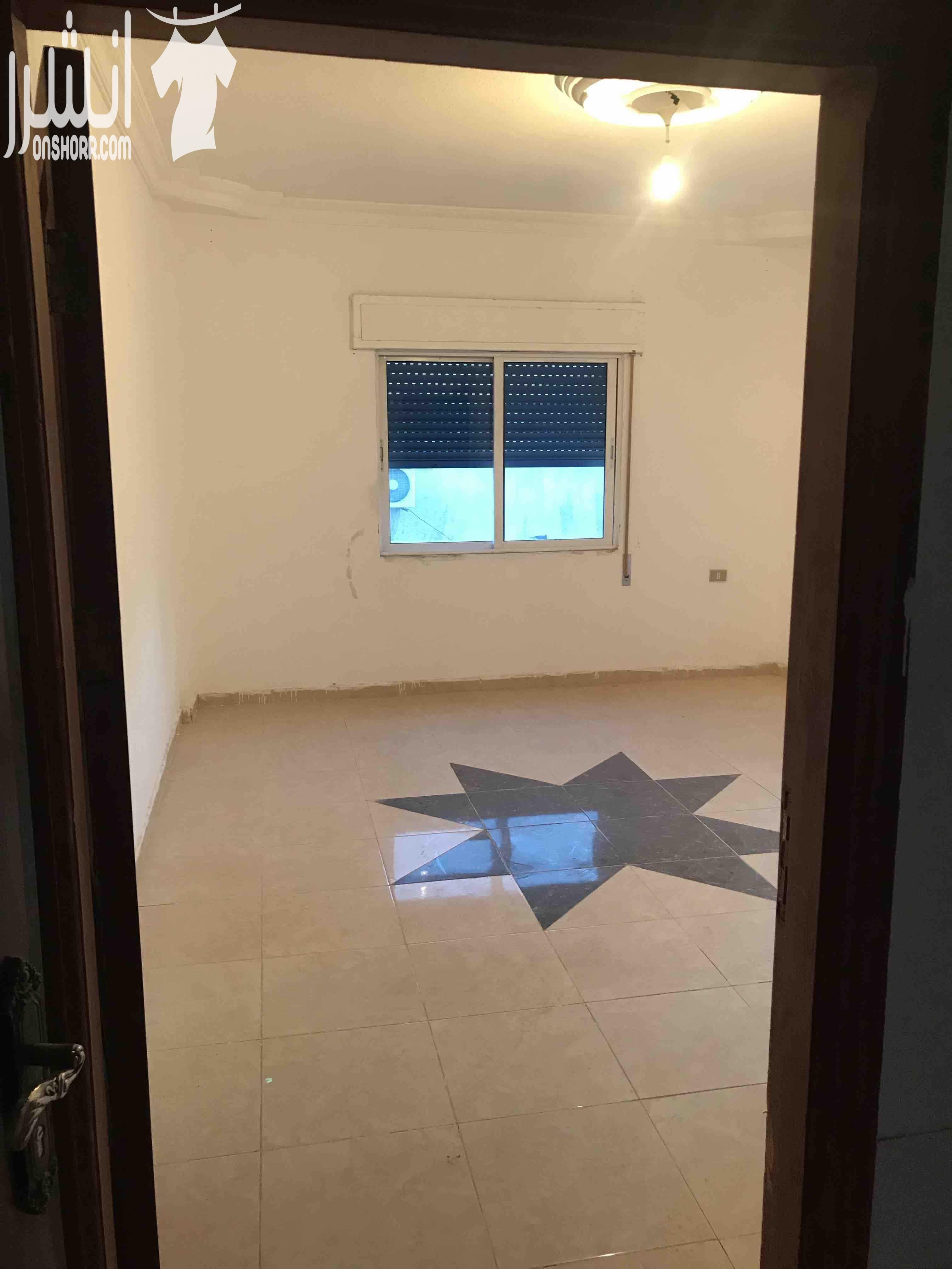 شقة 100 متر في جبل النصر 3 غرف نوم ، وحدة منهم ماستر مع بلكونه مطبخ بحالة الجديد راكب بناء جديد تؤجر بمبلغ 200 دينار في حالة البيع للاستثمار . يوجد مصعد طابق ثالث موقع حيوي و مميز جدا على الخدم...