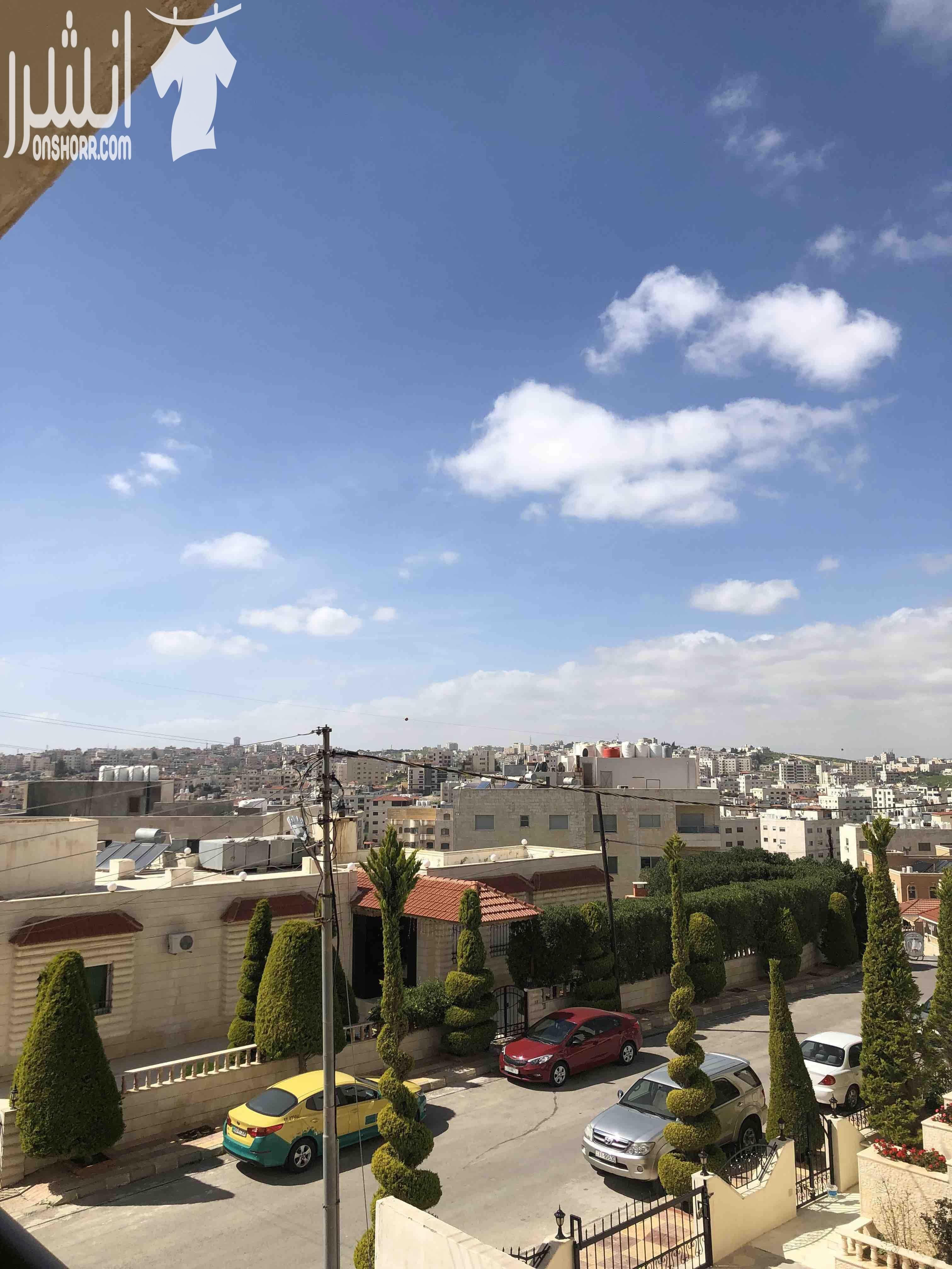 شقة مميزة للبيع في منطقة ضاحية النخيل طريق المطار، طابق ثاني في منطقة محاطة بالفلل ومطلة، المساحة ١٨٧ م٢، ٣ غرف نوم واحدة ماستر، ٣ حمامات، مطبخ قشرة بلوط، صالون وسفرة واسعين، مخزن داخل الشقة واسع، بلك...