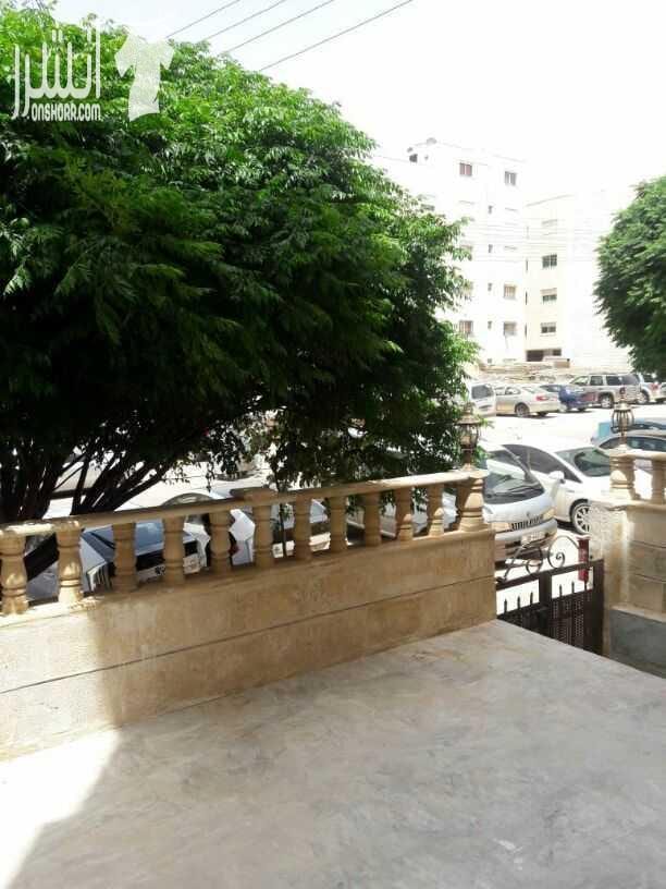 شقة ارضية مع ترس للبيع .. مقابل العيادات الخارجية لمستشفى حمزة منطقة هادئة جدا .. مساحتها الداخلية 135 م .. ثلاث غرف نوم ..ثلاث حمامات ..ومطبخ راكب جديد وحمامات تم عمل صيانة ب 5000د. تشطيبات ديلوكس ....
