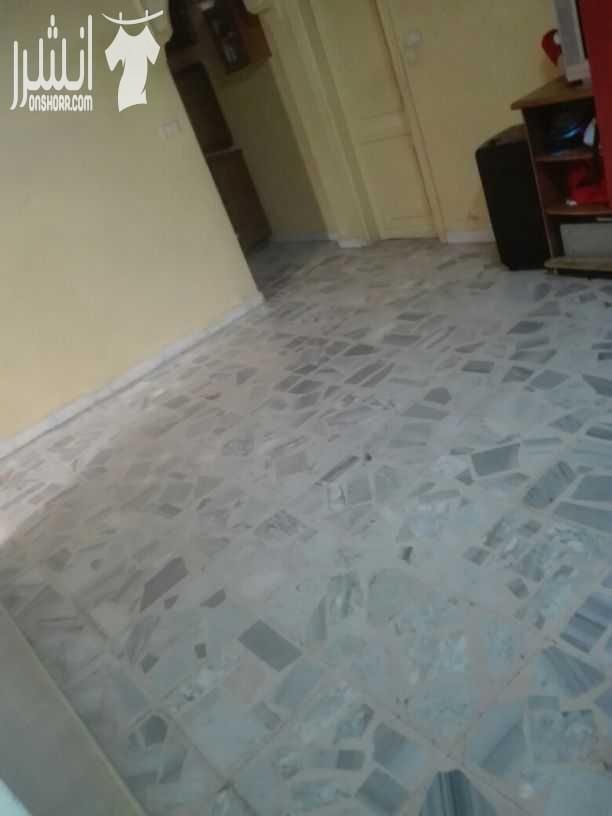 شقه للبيع طابق اول على الشارع صاله وصاله ومعيشه و ٣غرف نوم منهم واحده ماستر.. حمامين .. مطبخ راكب وكرميد وباربكيو وترس مساحتو ٧٠متر مساحه داخليه ١٦٠متر على الكوشان ١٥٨ ... له ثلاث مداخل ضاحيه الاقص...