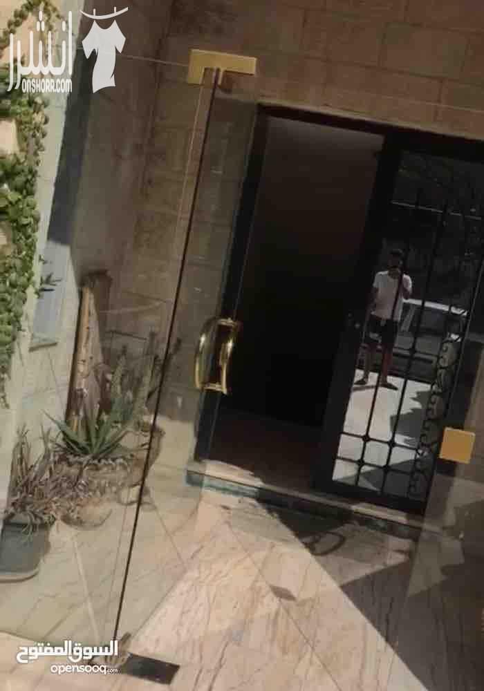 شقه ارضيه للبيع في تلاع العلي مساحه الشقه 230 متر مكونه من 4 غرف نوم 4 حمامات بلكونتين صاله و صالون غرفه خادمه مع حمامها الحاره كلها فلل و العماره مكونه من طابق ارضي و اول فقط تصنيف أ اسكان خاص الش...