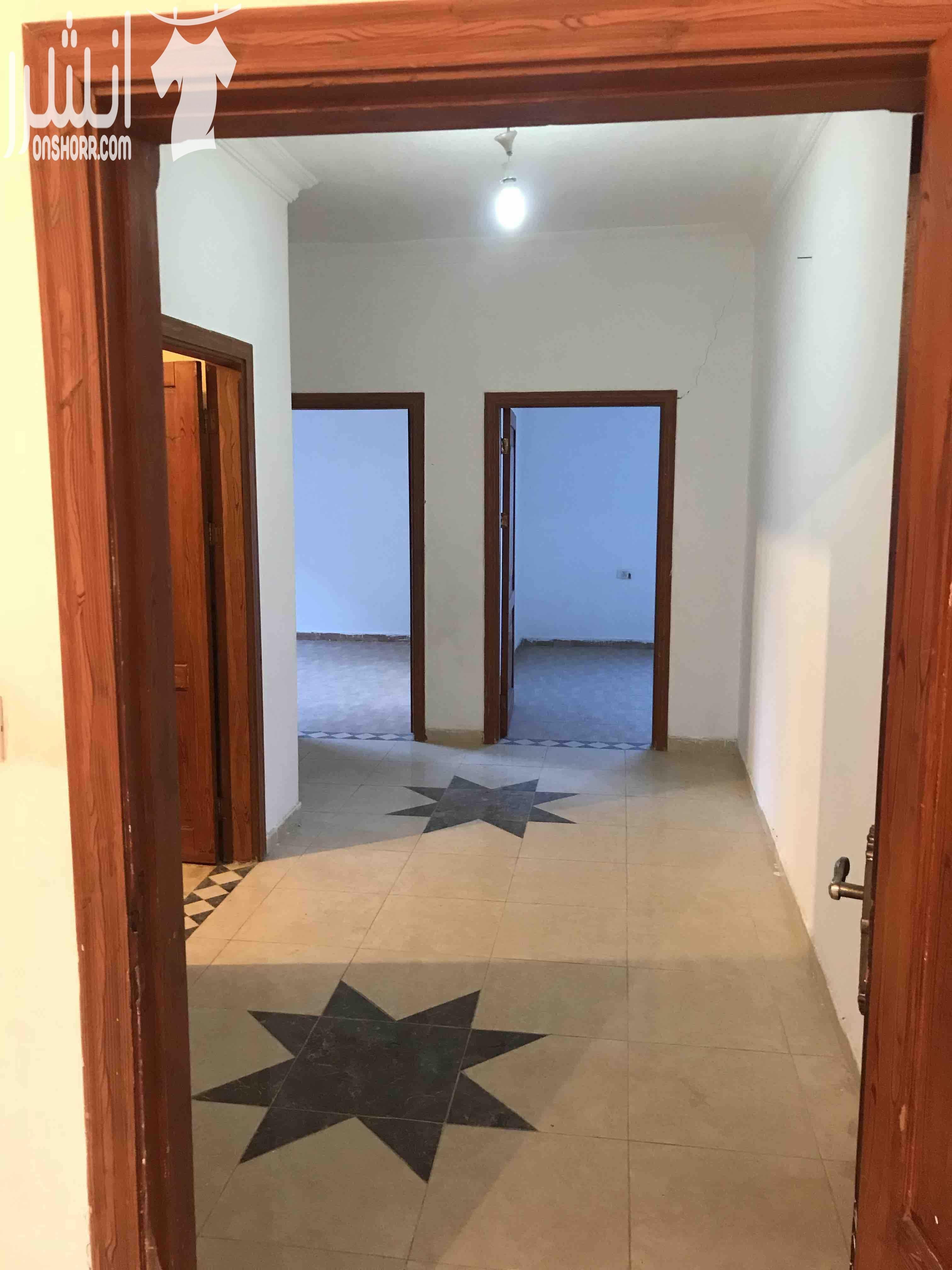 شقة 100 متر في جبل النصر 3 غرف نوم ، وحدة منهم ماستر مع بلكونه مطبخ بحالة الجديد راكب بناء جديد تؤجر بمبلغ 200 دينار في حالة البيع للاستثمار . يوجد مصعد طابق ثالث موقع حيوي و مميز جدا على الخدم...