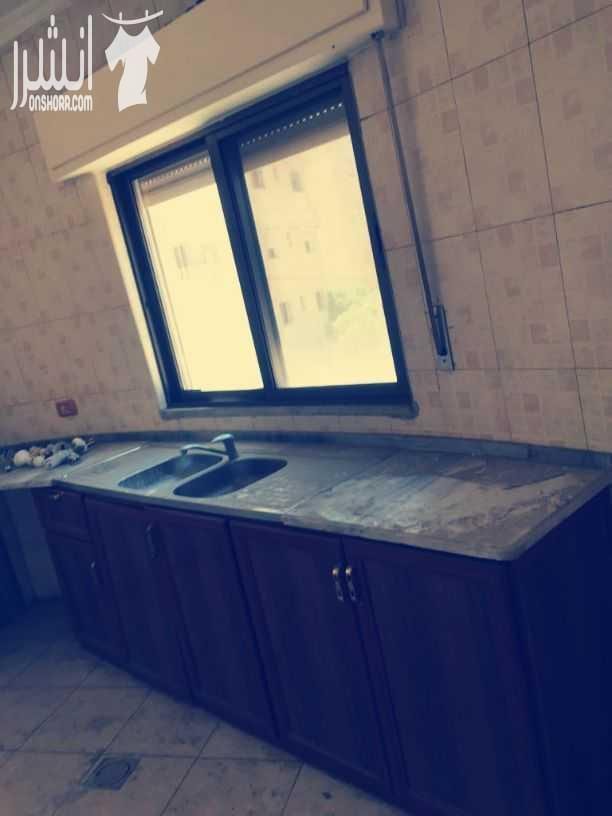 شقه للبيع (ضاحيه الاستقلال) بالقرب من مسجد أبو بكر الصديق. *مساحتهاا:135م. *مساحه غرف النوم:4×4..5×6. *غرفه نوم ماستر. *تمديدات تدفئه مركزي. *تمديدات تكيف. *ديكورات جبصين. *3حمامات (محابس ايطالي)....