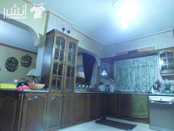 شقة كبيرة طابق اول صالون ضيوف كبير مع برندة صالون معيشة مع برندة كبيرة مطبخ امريكي مكلف 12000راكب مفتوح ع صالون المعيشة مع جلسة زجاج دائرية مع برندة مفتوحه ع صالون الضيوف 3غرف نوم منهم 1ماستر حمام عدد...