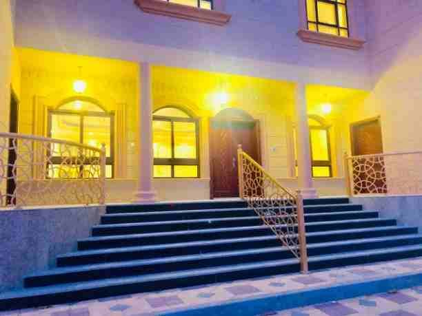 للبيع فيلا بشامخة اول ساكن 150*75 حوض 20 حجر خارجي 3 طوابق + قبو بيسمت فيه غرفتين وصالة ومطبخ الفيلا 9 غرف ماستر بكامل 4 صالات 3 مطابخ مجلس منفصل للرجال وللحريم بمدخل خاص حوش
5 مليون