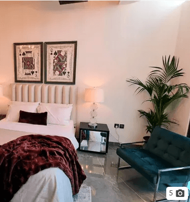 شقق سكنية في برج راقي بدبي في أرجان البرشاء .غرفة وصالة بدبي
