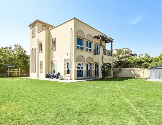 Corner Plot | Owner Occupied | Close to Large Park
Corner Plot | Owner Occupied | Close to Large Park
haus & haus is pleased to bring to the market this 2 bedroom plus maid independent corner vil...
