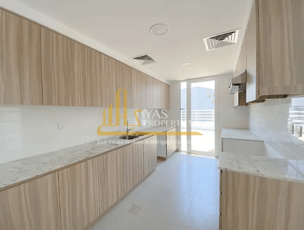 Contemporary 4 Bedroom, On Pool and Park !!!
Yas properties is proud to present you 4 bedroom Semi Detached located in the first phase of Arabella.
The property details are as follows:-
* 4 bedroo...
