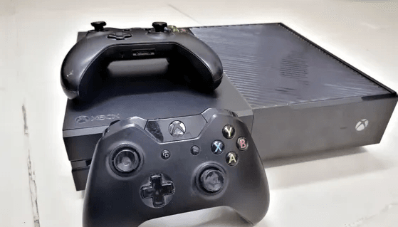 Xbox One 500Gb,Two Controllers,Fifa 17
500GB with Fifa17 Game plus Two controllers