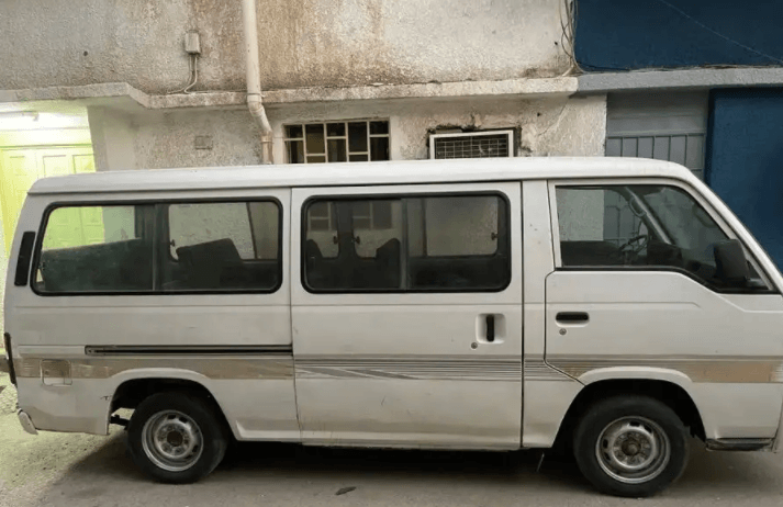 للبيع باص نقل خاص موديل 2000 لونها ابيض
