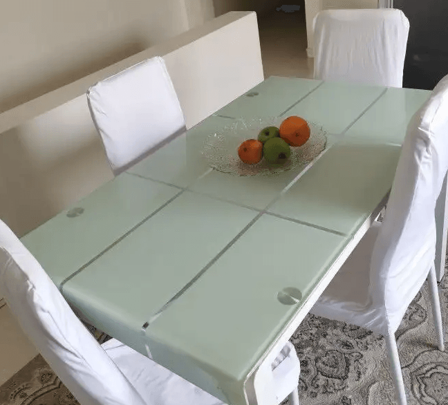 طاولة طعام سيكوريت اربع كراسي مستعمل للبيع