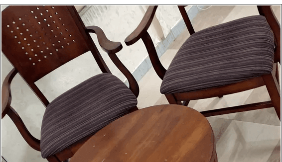 طقم جلوس مكون من كرسيين وطاولة للبيع