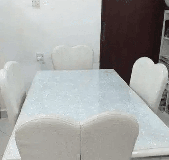سفرة بحالة جيدة مع اربع كراسى