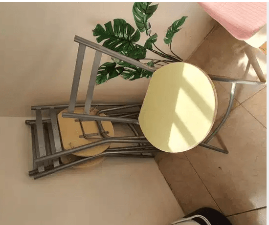 طاولة مدورة + ٤ كراسي