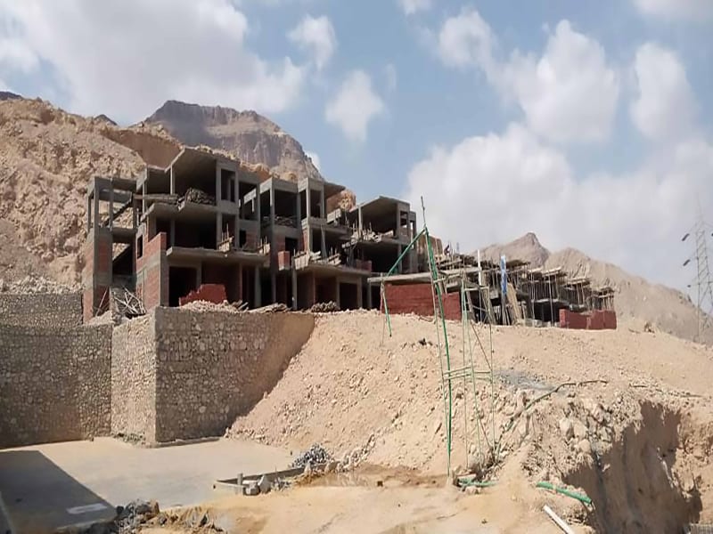 شالية استثنائي وفيو على بحر وسما زرقاء وخصوصيه رائعه بعين هيلز بالسخنه