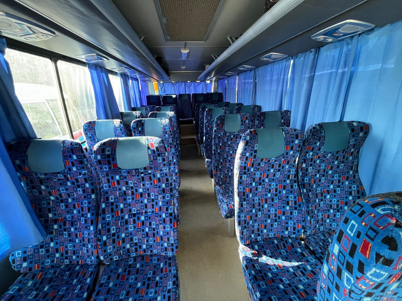 لرحلات المجموعات والشركات.. إيجار أتوبيس شيفورلية 33 راكب "رفاهية وأمان"! 🚌💨